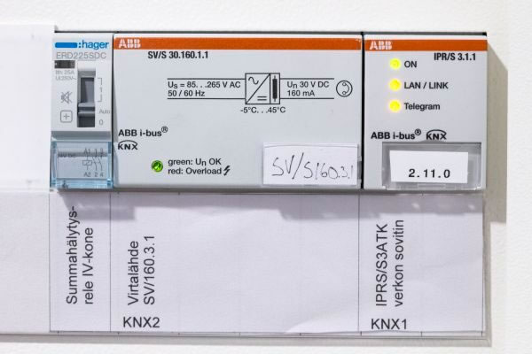 Hager Alarmrelais und ABB-Stromversorgung und ABB-Netzwerkadapter.