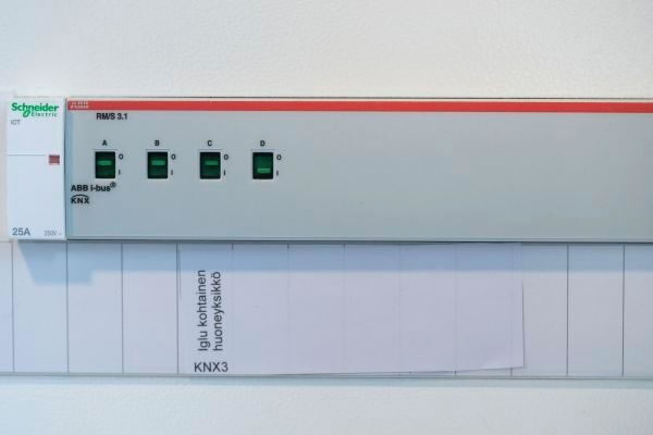 Der ABB Raum Master RM/S 3.1 unterstützt das Schalten von Beleuchtung, Beschattungssteuerung und elektrischen Steckdosen und Verbrauchern.