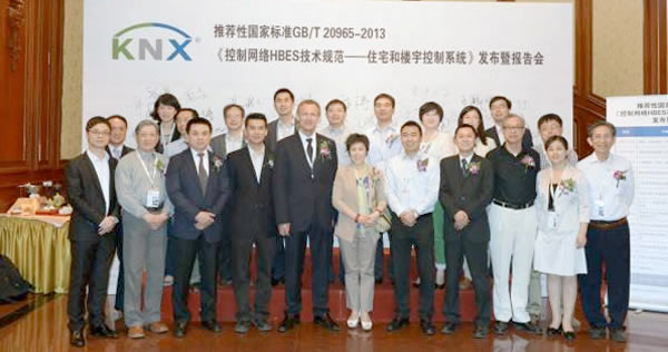 Mitglieder von KNX China mit dem Geschäftsführer der KNX Association, Heinz Lux, bei der offiziellen Ratifizierung von KNX als empfohlener nationaler Standard in China. 