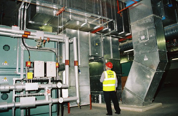 Der Anlagenraum in einem großen gewerblichen oder öffentlichen Gebäude