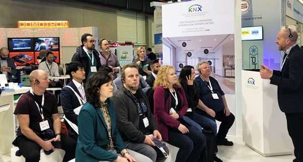 Einer meiner Vortragskollegen, Iain Gordon, hält einen Vortrag im Schulungsbereich des KNX Associaton Standes.