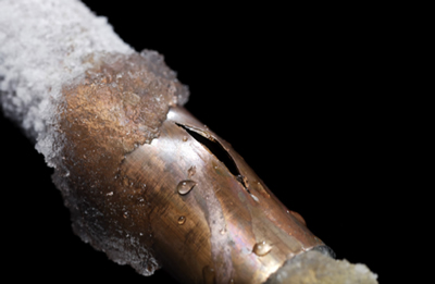 Ohne den Frostmodus könnte Wasser einfrieren und Rohre platzen.