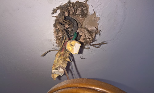 Die ursprüngliche Lichtverkabelung im Badezimmer.