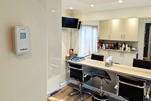 Casestudy: eerste gecertificeerde KNX IoT-product zorgt voor schone lucht in Britse kapsalon
